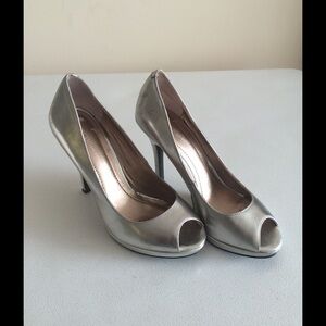 🔴CLEARANCE🔴 Size 7 BCBGeneration Silver Pumps